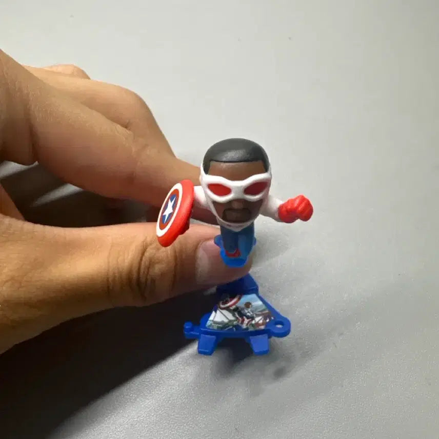 [BUNJANG] Kinder Joy Captain America Figure / 마블 킨더조이 캡틴아메리카 피규어