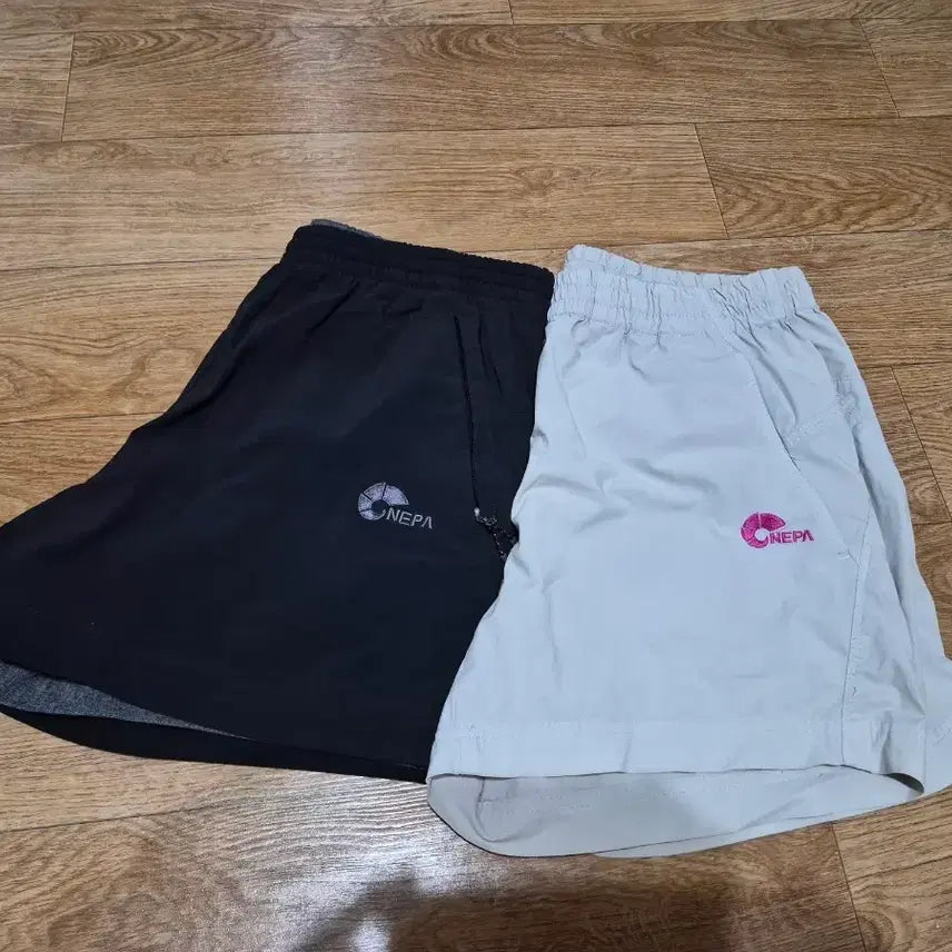 [BUNJANG] NEPA Women's 2-Piece Functional Short Pants Set (Black + Light Gray) / 네파(NEPA) 기능성 숏팬츠 2종 세트 (블랙 + 연그레이)