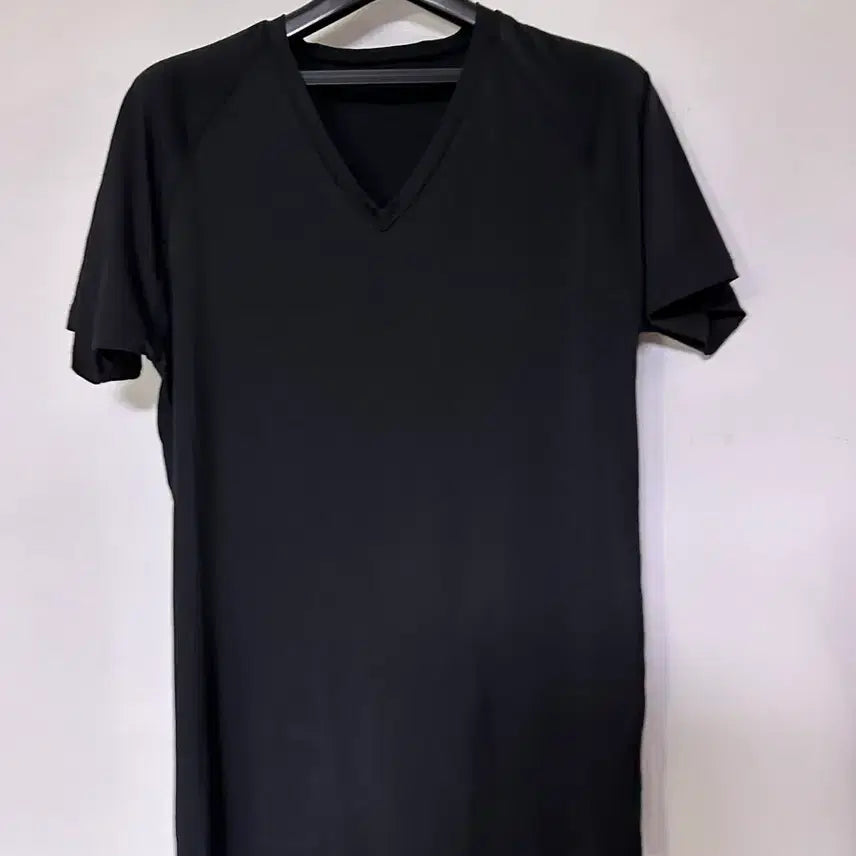 [BUNJANG] Black V-Neck Short Sleeve T-Shirt / 블랙 브이넥 반팔 티셔츠