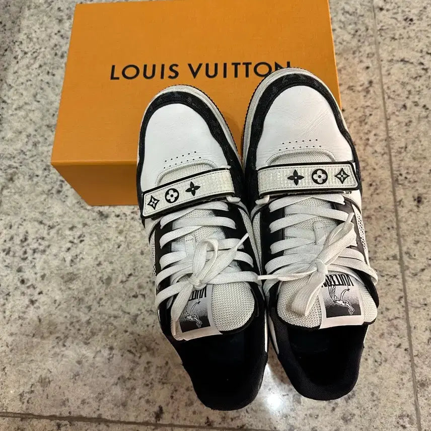 [BUNJANG] Louis Vuitton Men's Sneakers Black White / 루이비통 남성 운동화 스니커즈 블랙 화이트