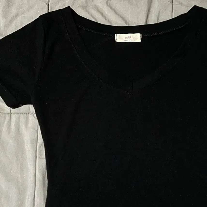 [BUNJANG] Black V-Neck Short-Sleeve T-Shirt / 블랙 브이넥 반팔티