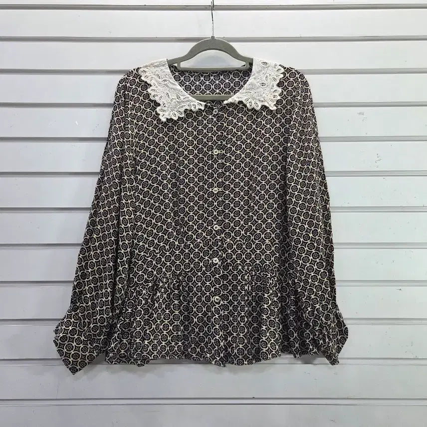 [BUNJANG] White Lace Collar Blouse with Pattern Detail / 패턴무늬  화이트 레이스카라 블라우스/보물찾기천사