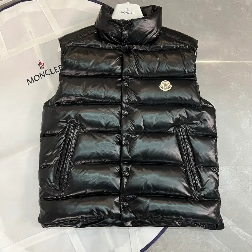 [BUNJANG] Moncler Black Tip Down Vest / 3사이즈 몽클레어 블랙 팁 다운 베스트 블랙 색상 스몰로고 매장구매