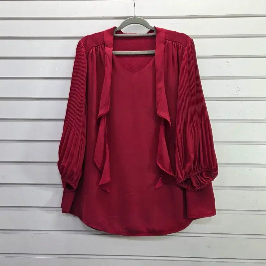 [BUNJANG] Red Tie-Front Blouse with Pleated 3/4 Sleeves / 레드 소매주름원단 칠부소매  앞끈장식 블라우스/보물찾기천사