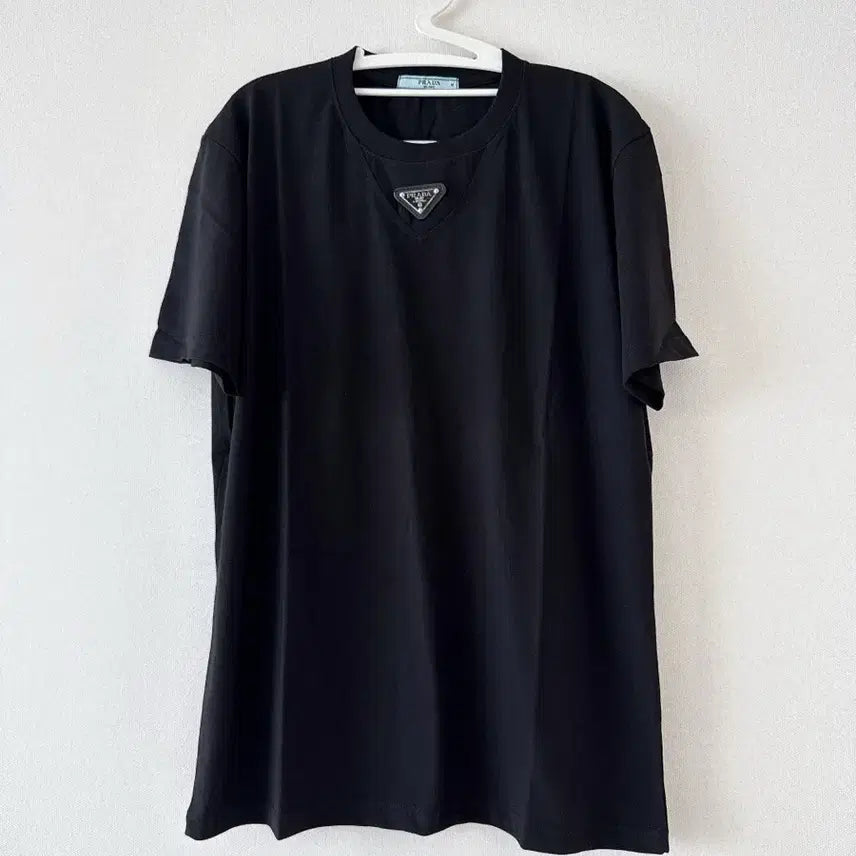 [BUNJANG] Prada V-Neck Short Sleeve T-Shirt Black / 프라다 브이넥반팔 티셔츠 블랙(새상품)