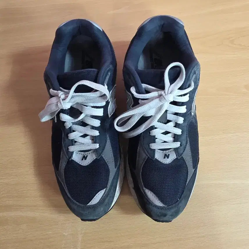 [BUNJANG] New Balance 2002R Navy (Size 260) / 뉴발란스 2002R 네이비  사이즈 260 뒤꿈치 하자 사진참조