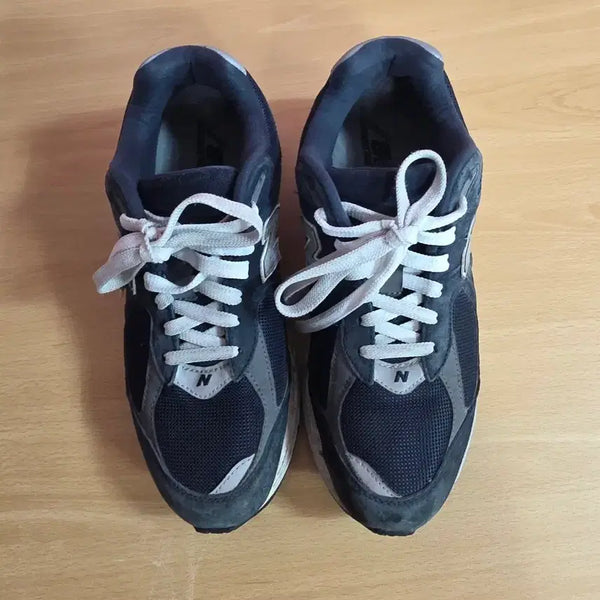 [BUNJANG] New Balance 2002R Navy (Size 260) / 뉴발란스 2002R 네이비  사이즈 260 뒤꿈치 하자 사진참조