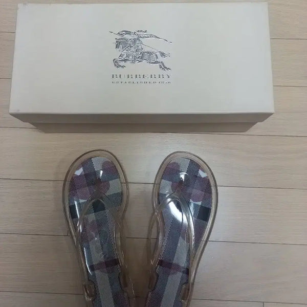 [BUNJANG] Burberry Check Transparent Jelly Sandals / 버버리 체크 투명 젤리 샌들