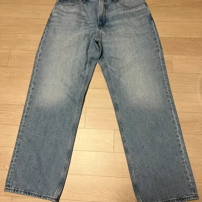 [BUNJANG] Uniqlo JWA Straight Jeans Light Wash Size 34 / 유니클로 jwa 스트레이트 진 연청 34사이즈