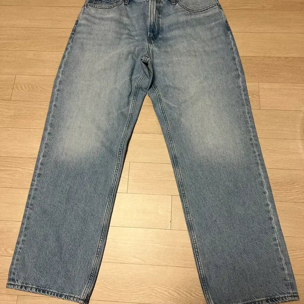 [BUNJANG] Uniqlo JWA Straight Jeans Light Wash Size 34 / 유니클로 jwa 스트레이트 진 연청 34사이즈