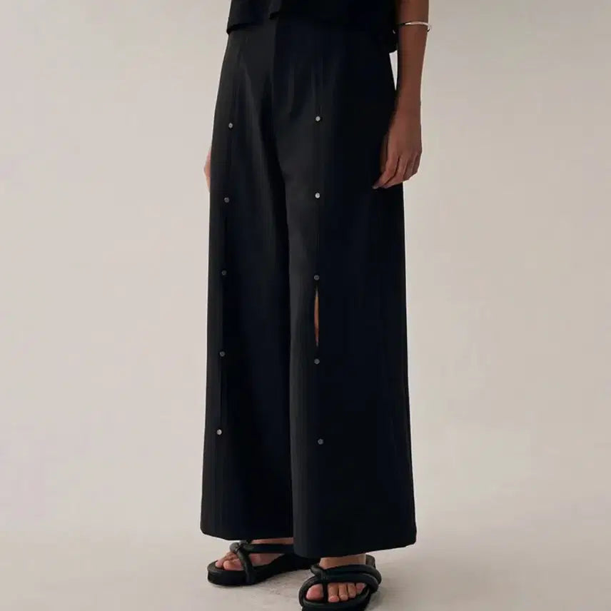 [BUNJANG] TREEMINGBIRD Rivet Slit Trouser Black / 트리밍버드 리벳 슬릿 트라우저 블랙
