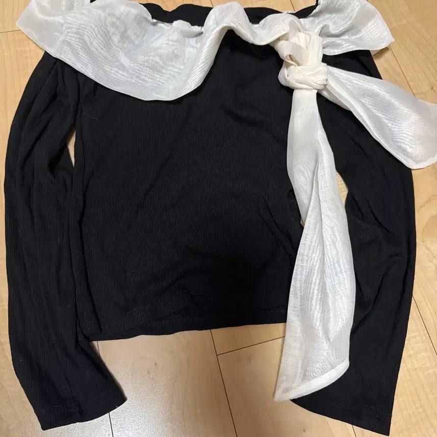 [BUNJANG] Black Off-the-Shoulder Ribbon Knit Sweater / 블랙 오프숄더 리본 니트
