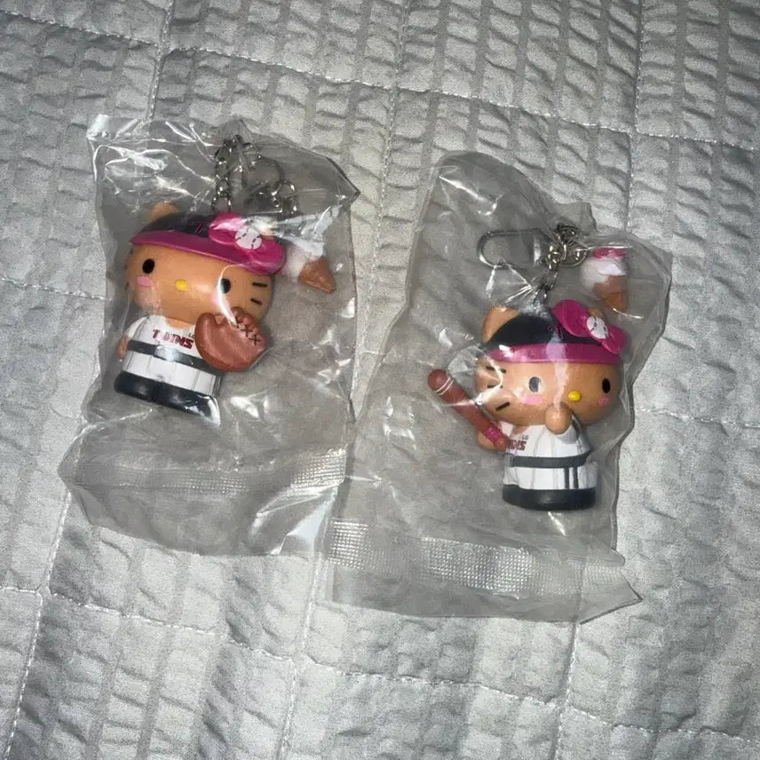 [BUNJANG] LG Twins Tanning Kitty Keychain Set / 엘지트윈스 태닝 키티키링 정가이하 양도