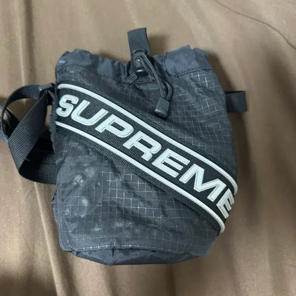 [BUNJANG] Supreme Small cinch Pouch Black 23FW / 슈프림 스몰 신치 파우치 블랙 23FW