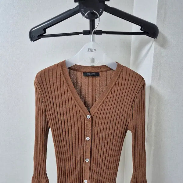 [BUNJANG] S & J V-Neck Cardigan / 수앤준 니트