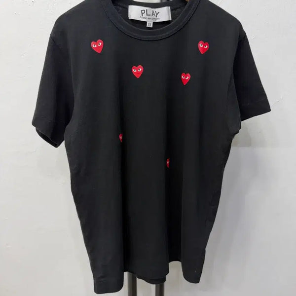 [BUNJANG] Comme des Garçons 23SS Women's Black Red Heart Short Sleeve T-Shirt XS / 정품) 꼼데가르송 23ss 여성 블랙 레드하트 반팔티 XS