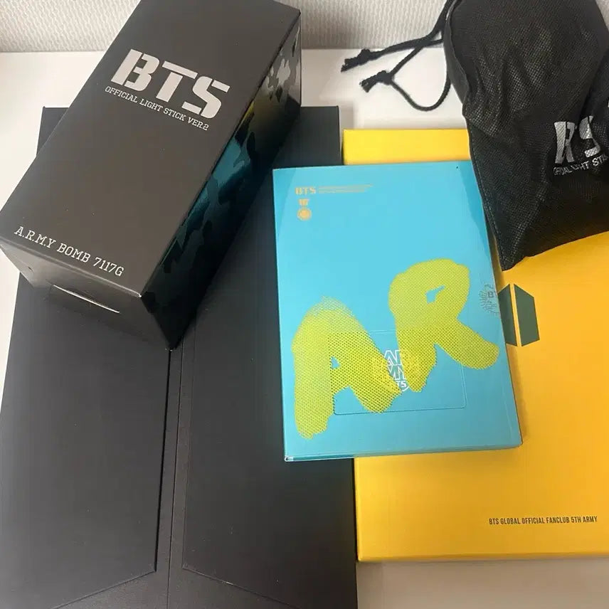 [BUNJANG] BTS 3rd, 4th, 5th Official Fanclub Kit & Army Bomb Ver. 1 + Ver. 2 Bundle Set / 최저)방탄소년단 3,4,5기 키트 아미밤1 아미밤2 일괄 양도