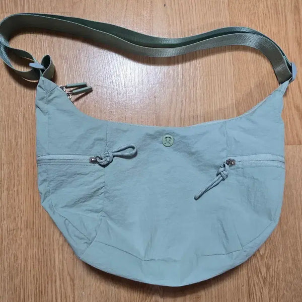 [BUNJANG] Lululemon Everywhere Shoulder Bag Mint / 룰루레몬 애브리웨어 숄더백