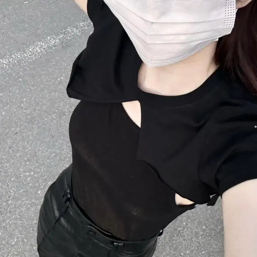 [BUNJANG] Outxo Half Slit Top Black / 새상품) 한소희 착용 outxo Half slit top black