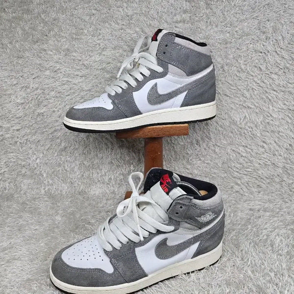 [BUNJANG] Nike Air Jordan 1 Smoke Grey High Sneakers / 235 나이키 에어조던1 스모크 그레이 하이 스니커즈