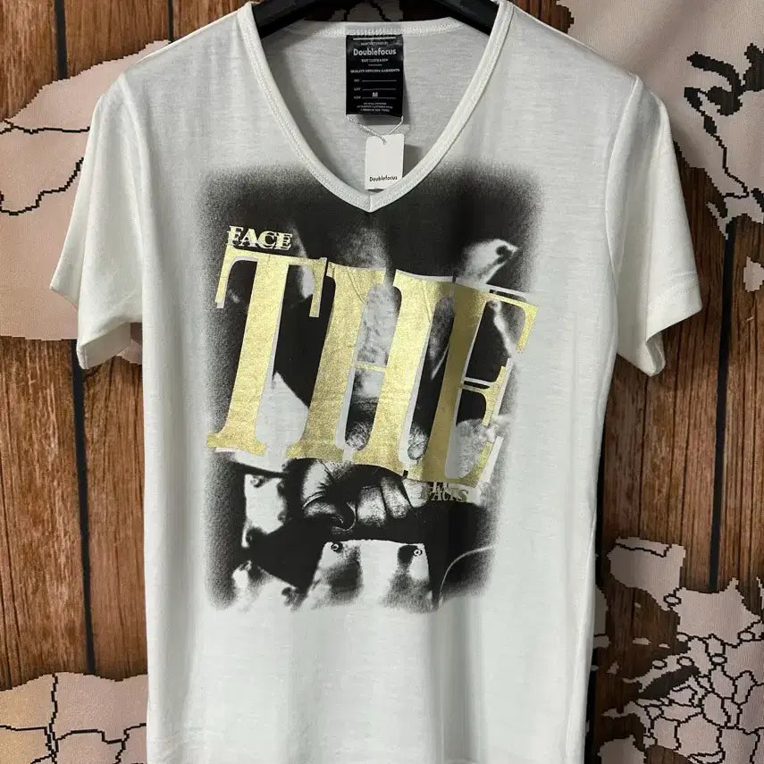 [BUNJANG] Doublefocus Gold Lettering Graphic V-Neck Short Sleeve T-Shirt (M) / 더블포커스 골드 레터링 그래픽 브이넥 반팔 티셔츠 (M)