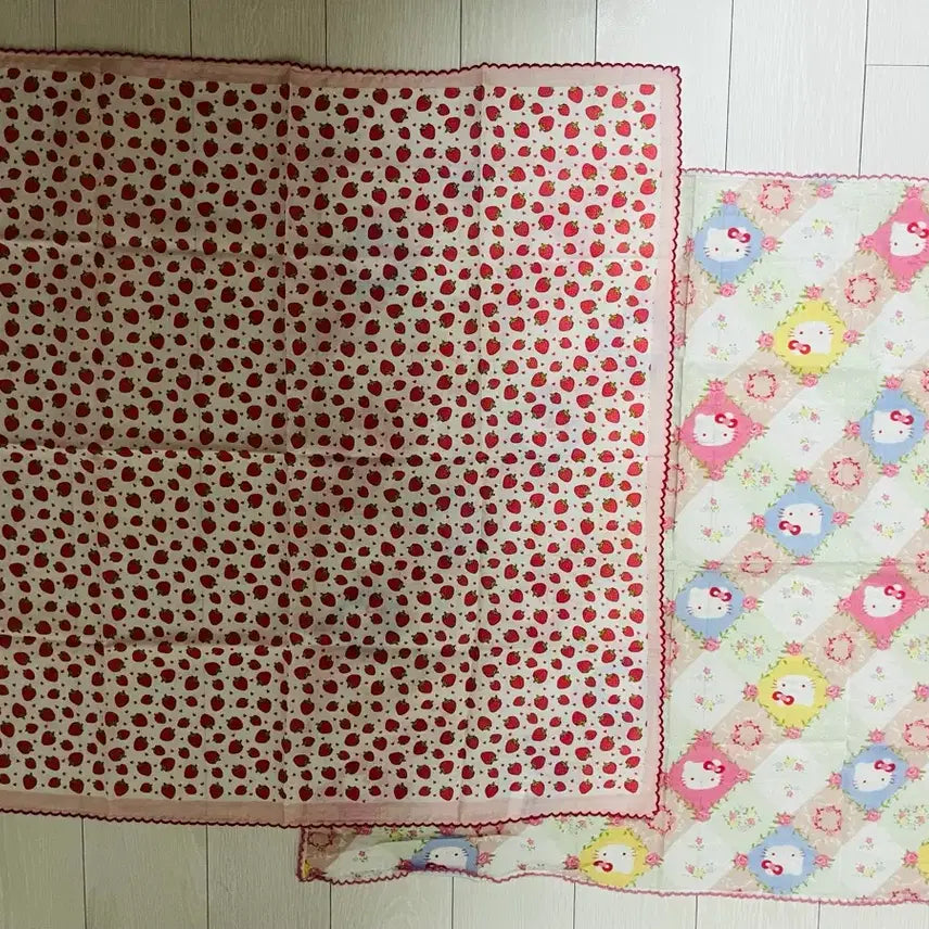 [BUNJANG] Strawberry & Hello Kitty Pattern Handkerchief Set (2 Types, New) / 딸기 패턴 손수건 + 헬로키티 패턴 손수건 2종 세트 새제품