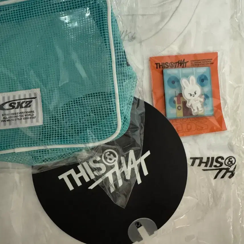 [BUNJANG] Stray Kids THIS IS NOT A COFFEE SHOP After Party Reversal Gift T-shirt, Fan, Rivet, Bangle, Magnet / 스키즈 스트레이키즈 디스앤댓 애프터파티 역조공 티셔츠 부채 리빗 뱅글 마그넷