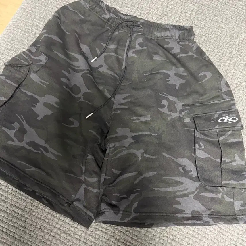 [BUNJANG] Born to Win Black Camo Cargo Bermuda Shorts / 본투윈 블랙카모 카고 버뮤다팬츠