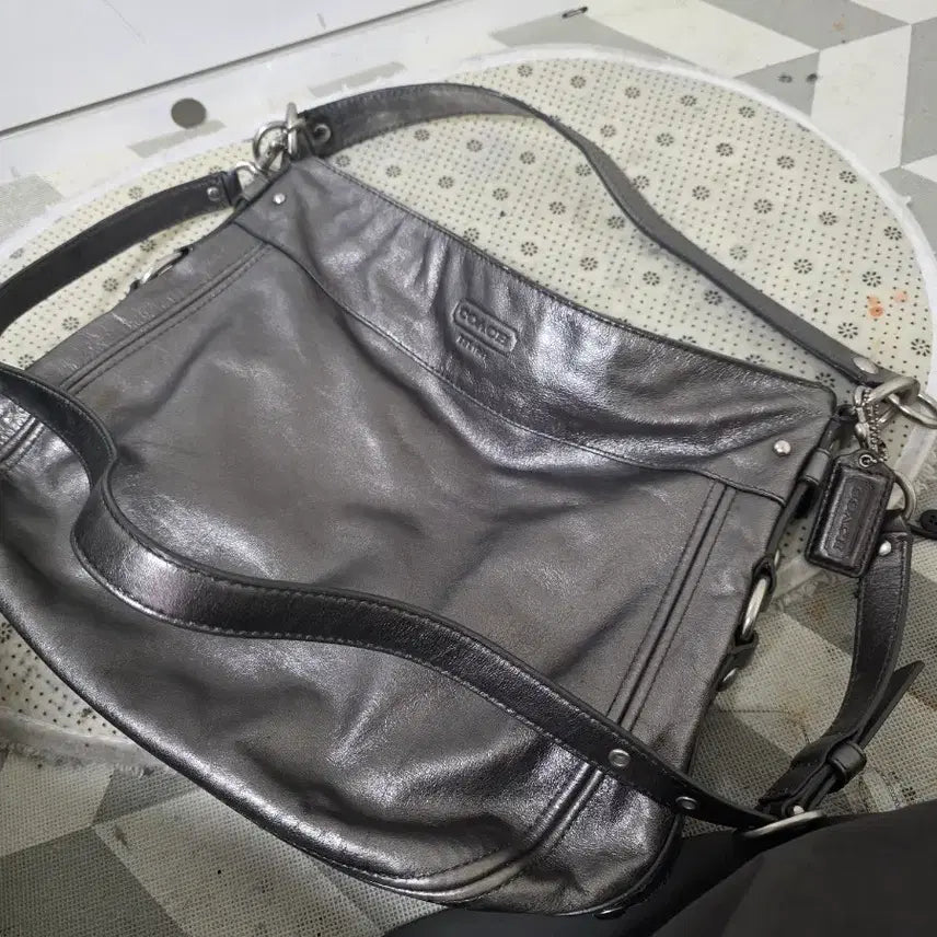 [BUNJANG] Coach Signature Silver Shoulder Bag (Minor Signs of Use on Back) / 코치 가방 시그니처 실버 은장 숄더백(뒷면사용감)