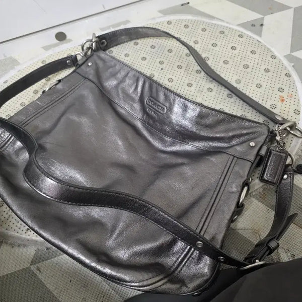 [BUNJANG] Coach Signature Silver Shoulder Bag (Minor Signs of Use on Back) / 코치 가방 시그니처 실버 은장 숄더백(뒷면사용감)
