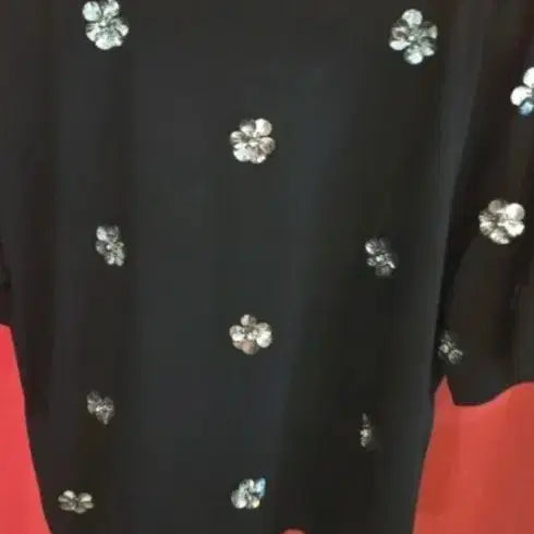 [BUNJANG] Sandro Black Short Sleeve T-Shirt with Silver Flower Detail / 산드로