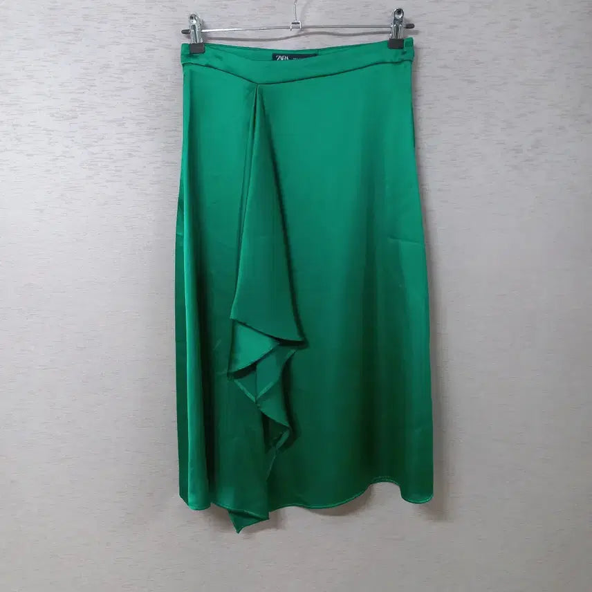 [BUNJANG] Zara Green Satin Skirt Spring/Fall Women's / B8-18/자라 그린색 새틴 스커트 봄가을 여성