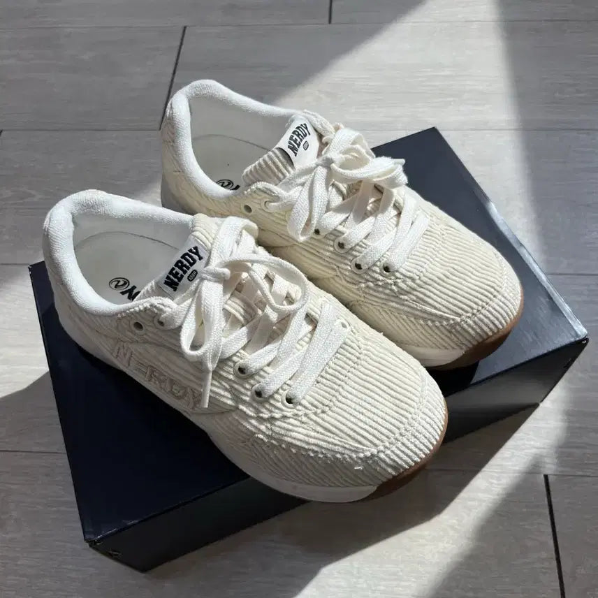 [BUNJANG] NERDY Corduroy Sneakers Ivory / 널디 NERDY 코듀로이 스니커즈 아이보리 240