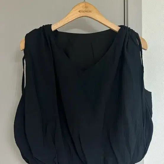 [BUNJANG] Summer Sleeveless Blouse (Black & Beige) / 썸머 민소매 블라우스 (블랙&베이지)
