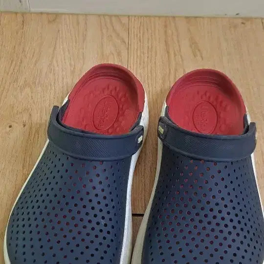 [BUNJANG] Crocs Literide Clog Navy Red W7 / 크록스 라이트라이드 클로그 네이비 레드 w7