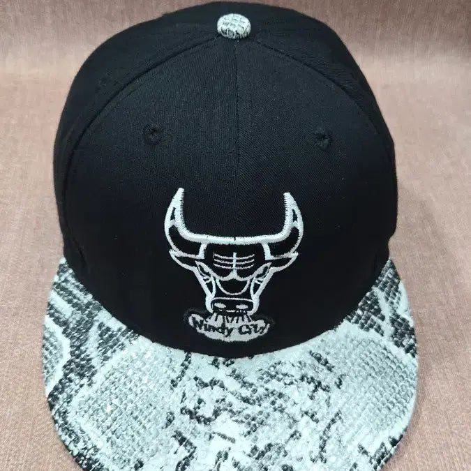 [BUNJANG] New Era NBA Chicago Bulls Windy City Python Visor Fitted Cap (7 3/4) / [정품] 뉴에라 NBA 시카고 불스 윈디시티 뱀피 챙 스냅백/피티드캡 (7 3/4)