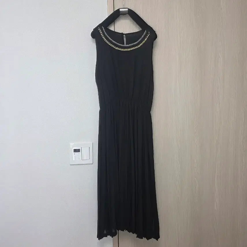 [BUNJANG] Chain Detail Pleated Dress / 블랙 체인 장식 플리츠 원피스 55