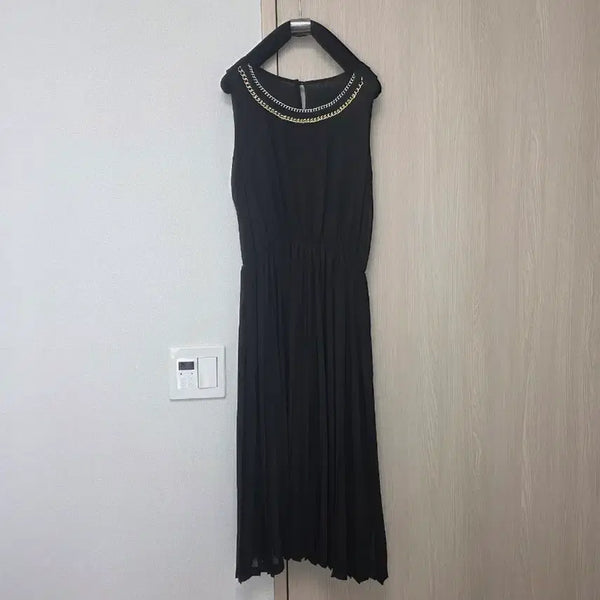 [BUNJANG] Chain Detail Pleated Dress / 블랙 체인 장식 플리츠 원피스 55