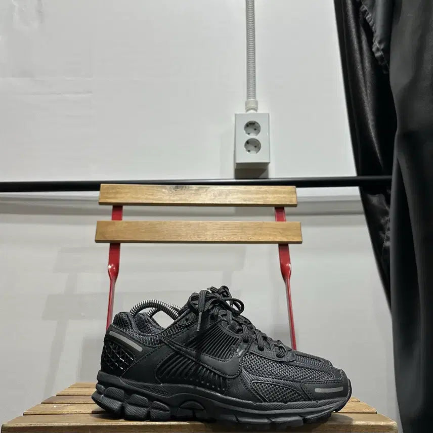 [BUNJANG] Nike Air Zoom Vomero Women's Sneakers (Gray) / 245) 나이키 운동화 여성 여자 신발 에어 줌 보메로 그레이