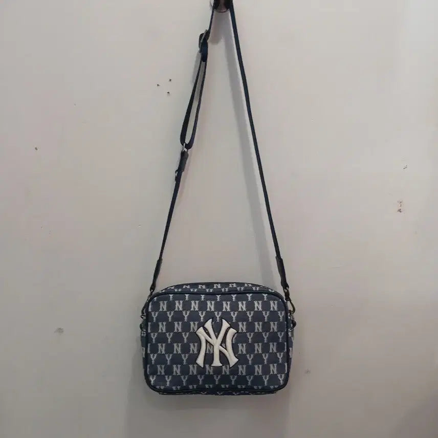 [BUNJANG] MLB New York Yankees Monogram Crossbody Bag / MLB 뉴욕 양키스 모노그램 크로스백