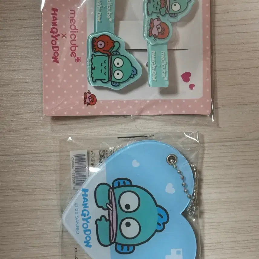 [BUNJANG] MediCube Hangeodong Hairpin & Mirror Keyring Bundle Set / 메디큐브 한교동 헤어핀,거울키링 일괄