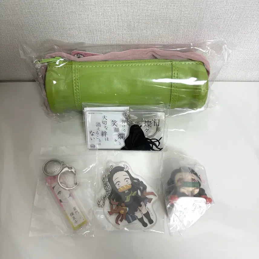 [BUNJANG] Demon Slayer Nezuko Pen Pouch & Kimetsu Academy Keychain Set / 귀멸의 칼날 네즈코 펜 파우치 전집중전 대원복 단추 귀멸학원 키링 오네무탄 가챠 피규어