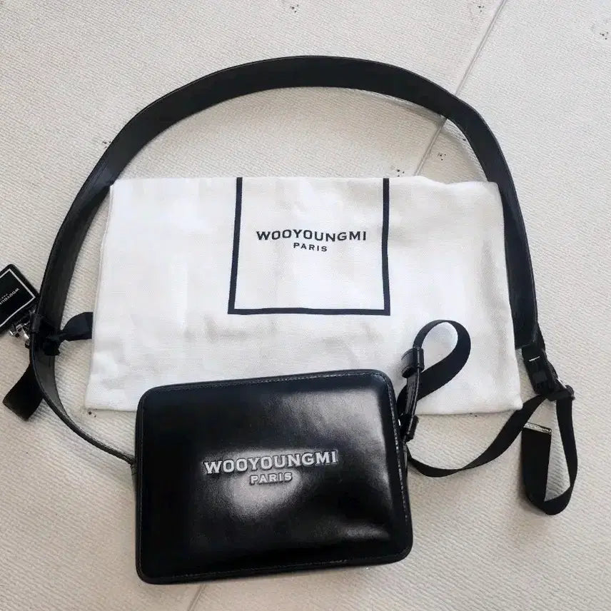 [BUNJANG] Wooyoungmi Black Leather Square Mini Crossbody Bag / [정품] 우영미 블랙 레더 스퀘어 미니 크로스백