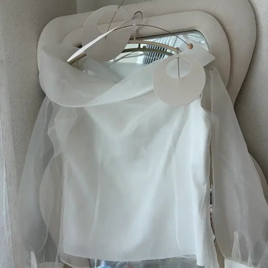 [BUNJANG] EvaBbin Labelle Blanc Organza Blouse / 에바빈 라벨르블랑 꽃잎 오간자 블라우스(브라이덜 샤워, 셀프웨딩)