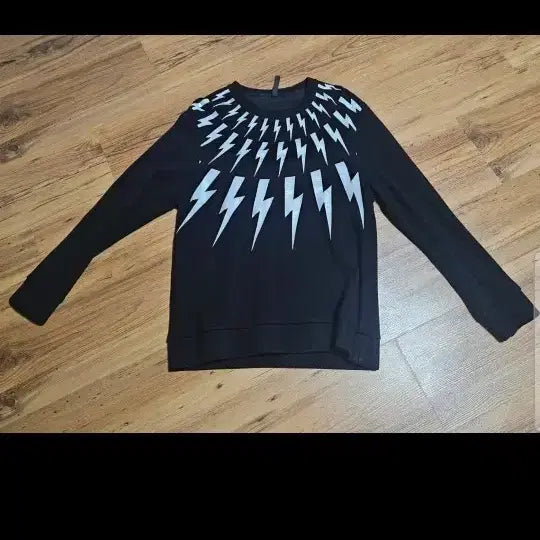 [BUNJANG] Neil Barrett Lightning Thunderbolt Sweatshirt / 급처]  닐바렛번개맨투맨. S/M