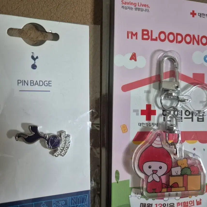 [BUNJANG] Tottenham Hotspur Pin Badge & Blood Donation Keychain Set / 토트넘 뱃지. 헌혈키링