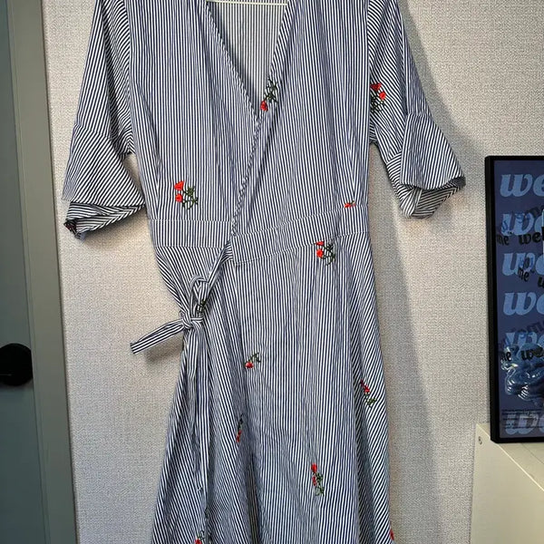 [BUNJANG] RIRI&CO Stripe Floral Embroidery Wrap Dress / RIRI&CO 리리앤코 스트라이프 꽃 자수 랩 원피스