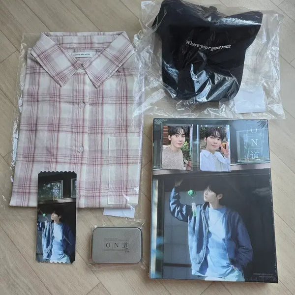 [BUNJANG] Hwang Min Hyun Photo Exhibition 'ON DO' Photobook Bundle Set (Weverse POB Photocard, Checkered Shirt, Baseball Cap, Sticker Set, Ticket) / 황민현 사진전 온도 포토북 위버스특전 구매특전 포카 MD 체크셔츠 볼캡 스티커세트 입장티켓 일괄 미개봉