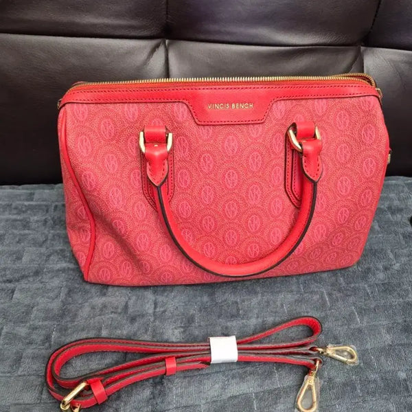[BUNJANG] Vincis Boston Bag Red Leather / 빈치스 보스턴 백 판매합니다31 X 21.5 X 15 cm예쁜 레드 색으로 포인트로 아주 좋아요.코트나 자켓에 하나 들면 너무 멋집니다상태 최상이고 크로스컨은 미사용입