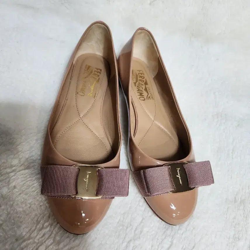 [BUNJANG] Salvatore Ferragamo Vara Flats Beige / 페라가모 바라 플랫슈즈 베이지